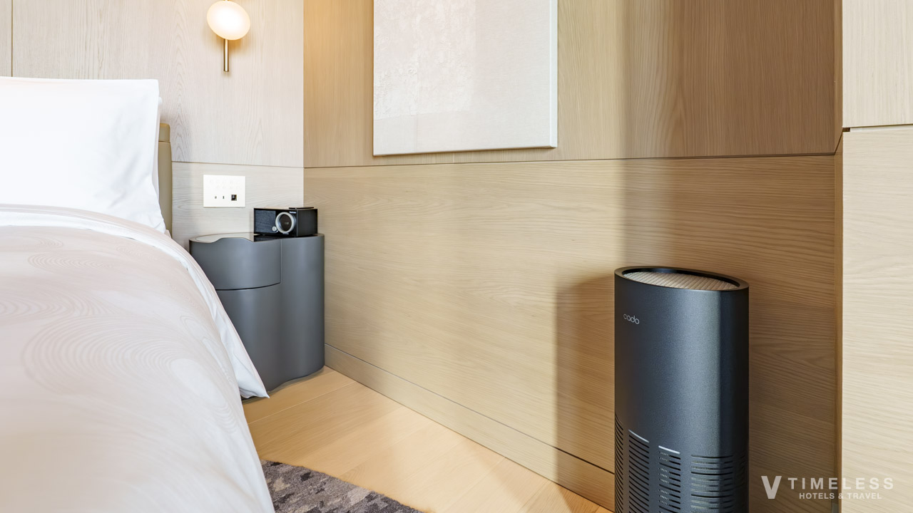 JWマリオット・ホテル東京 部屋 設備｜ベッドサイドテーブルと空気清浄機