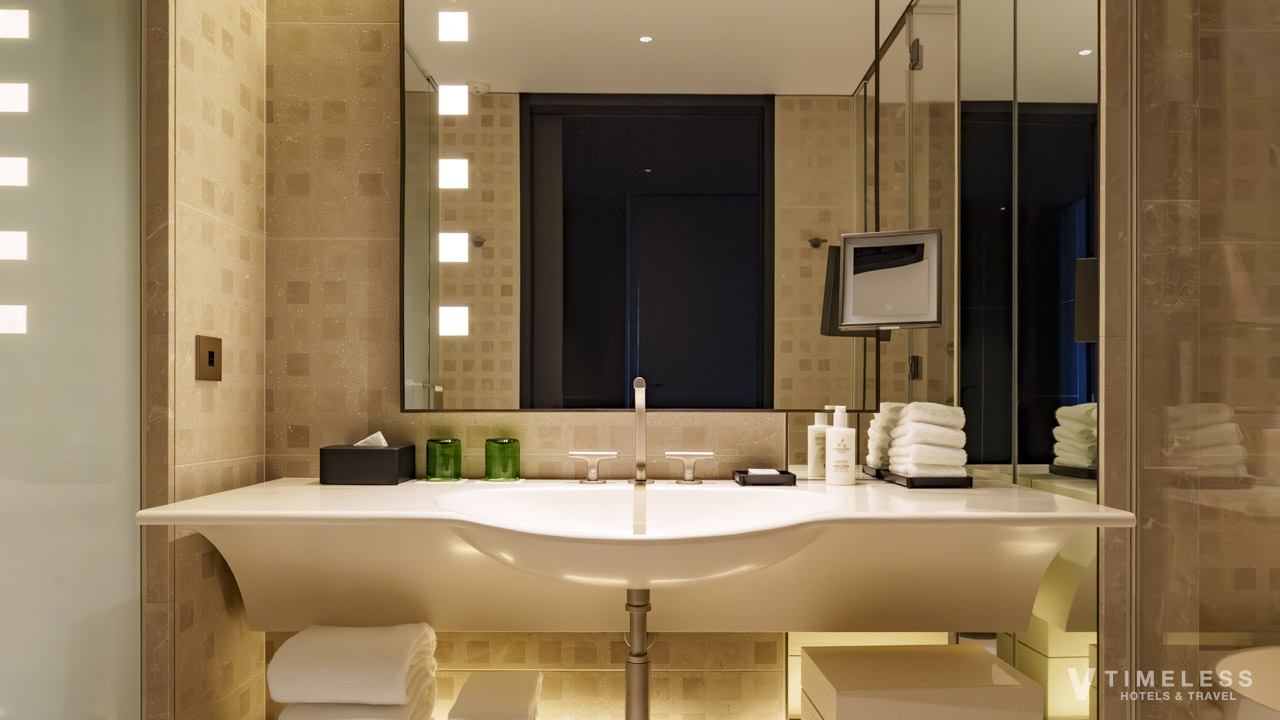 JWマリオット・ホテル東京 バスルーム 洗面台｜曲線が美しいシングルボウルの洗面スペース