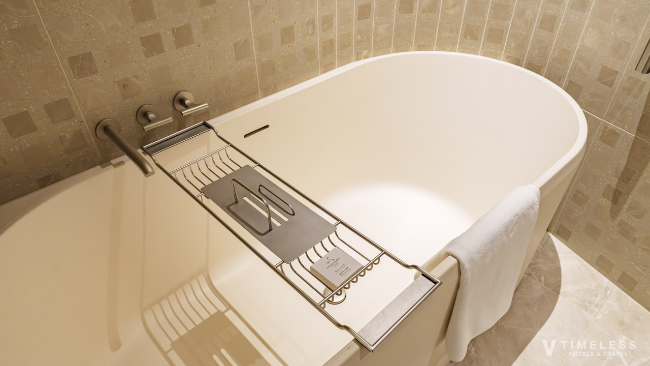 JWマリオット・ホテル東京 客室の独立型バスタブ｜上質な素材に包まれたラグジュアリーなバスルーム
