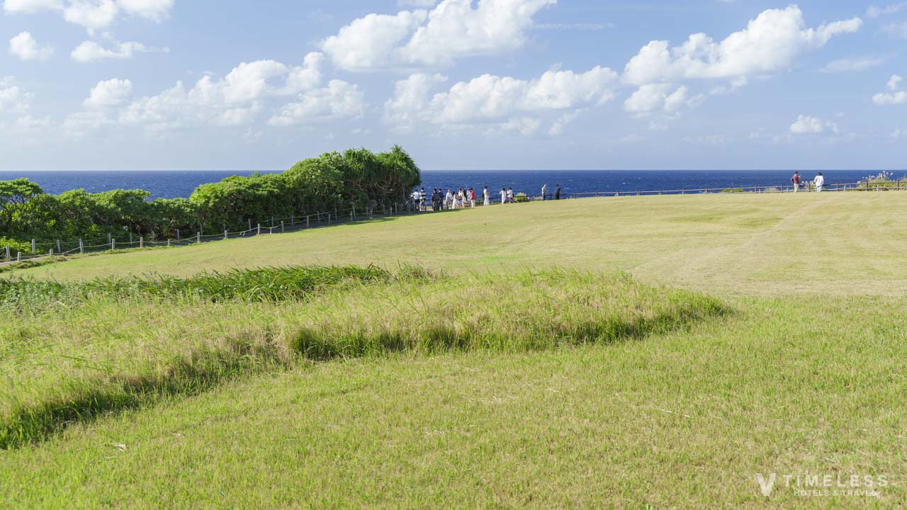 万座毛の広大な芝生広場と東シナ海の眺め｜恩納村の開放的な景色