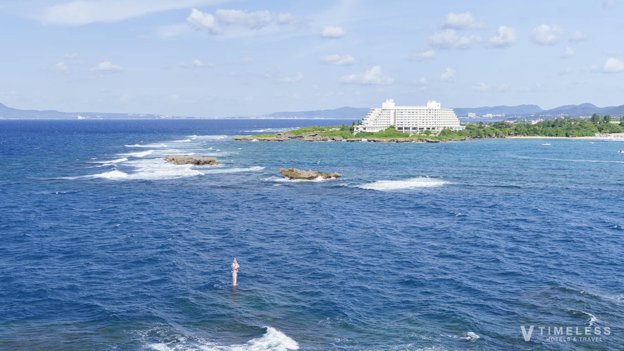 万座毛から望む海に囲まれた沖縄の青い海とインターコンチネンタル万座ビーチリゾート