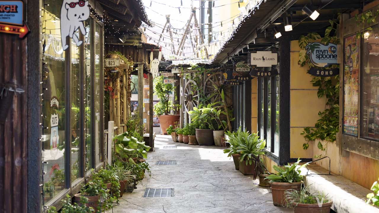 アメリカンビレッジのアパレルショップが軒を連ねる空間