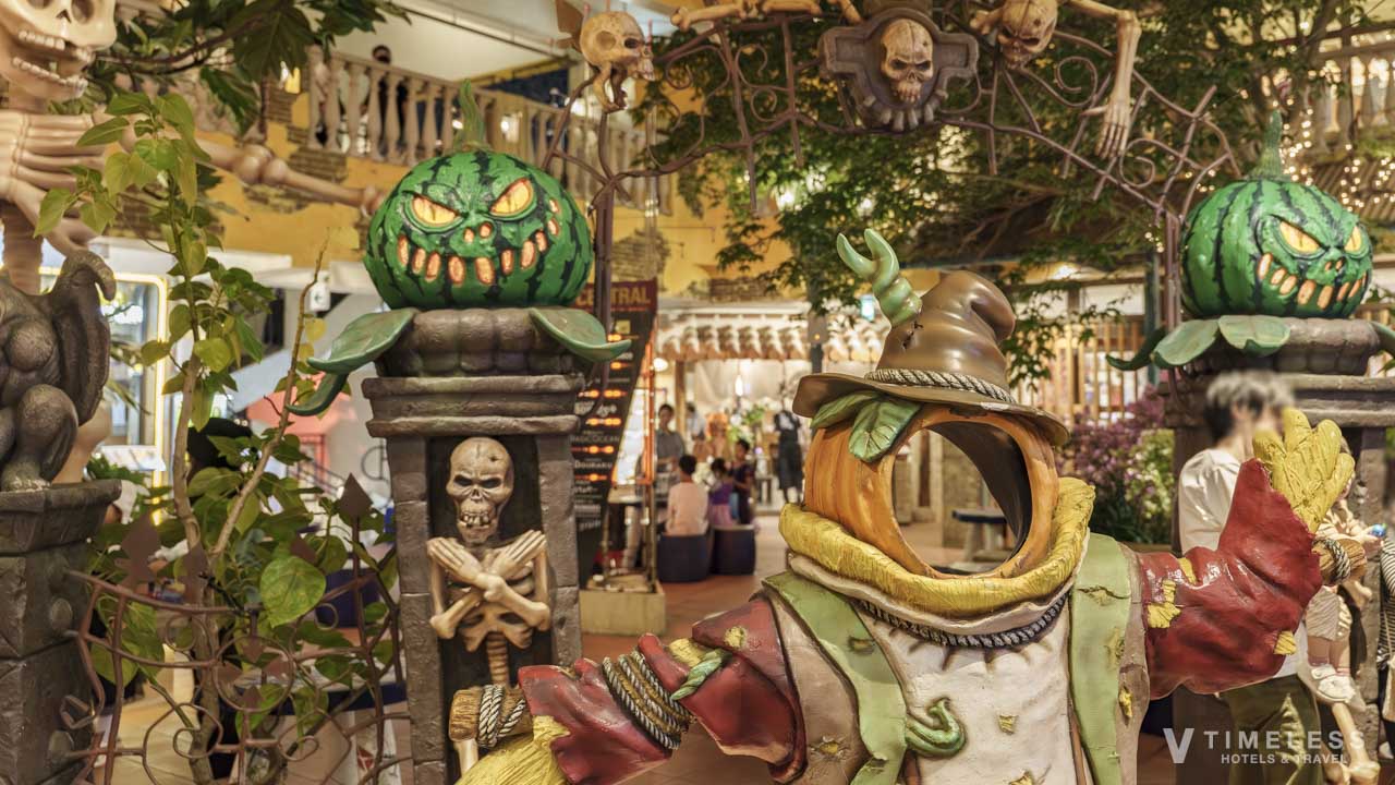 パンプキンとスカルが並ぶハロウィンゲート｜アメリカンビレッジ夜の装飾