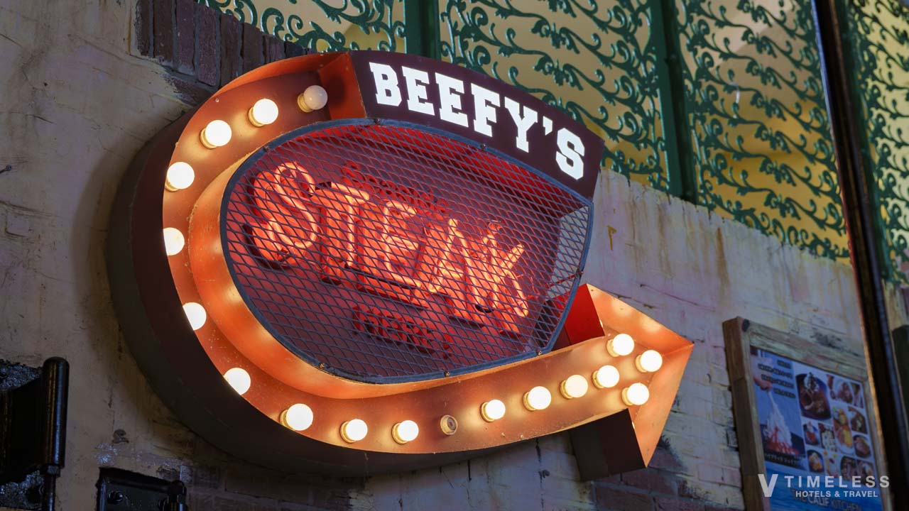 北谷アメリカンビレッジのステーキレストラン「Seaside Steak Beefy’s」のネオンサイン