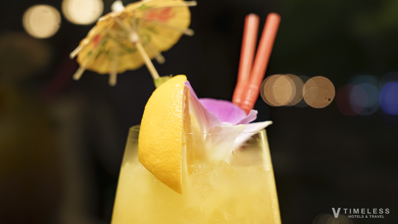 北谷アメリカンビレッジの夜景を望むSeaside Steak Beefy’sのテラス席カクテル