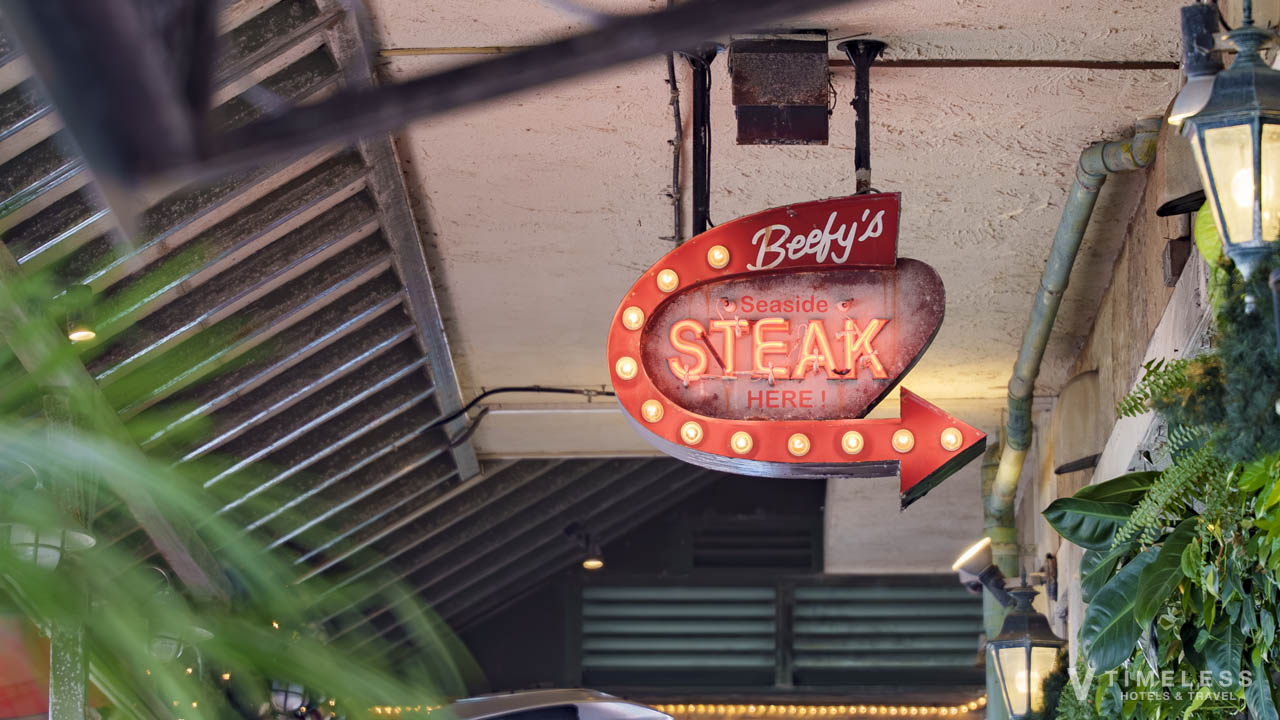 Seaside Steak Beefy’sのSTEAK HEREネオンサイン｜北谷アメリカンビレッジの人気ステーキ店