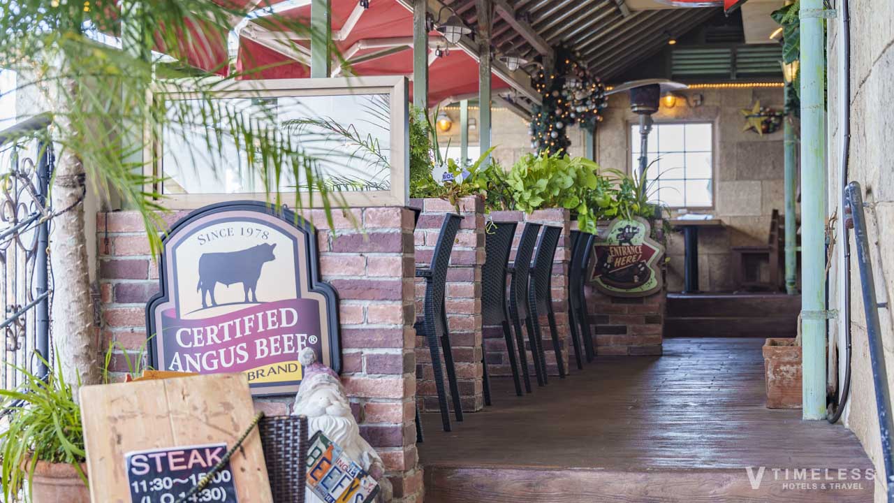 認証アンガスビーフを掲げるSeaside Steak Beefy’sのエントランス｜北谷アメリカンビレッジ