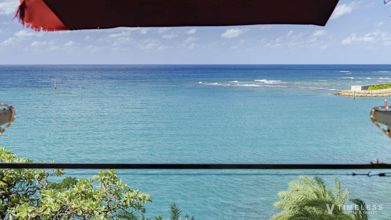 Seaside Steak Beefy’sのテラス席から望む沖縄北谷のオーシャンビュー