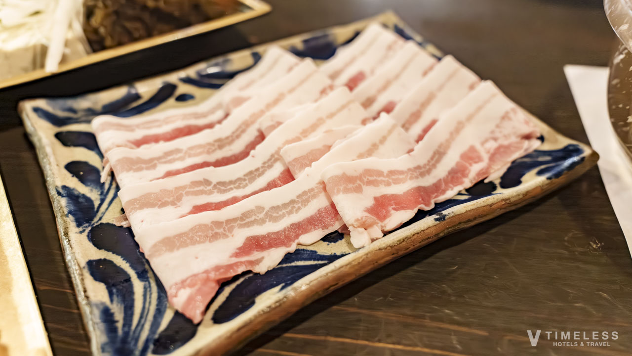 燦別邸で提供されるパイナップルあぐー豚バラ肉のしゃぶしゃぶ