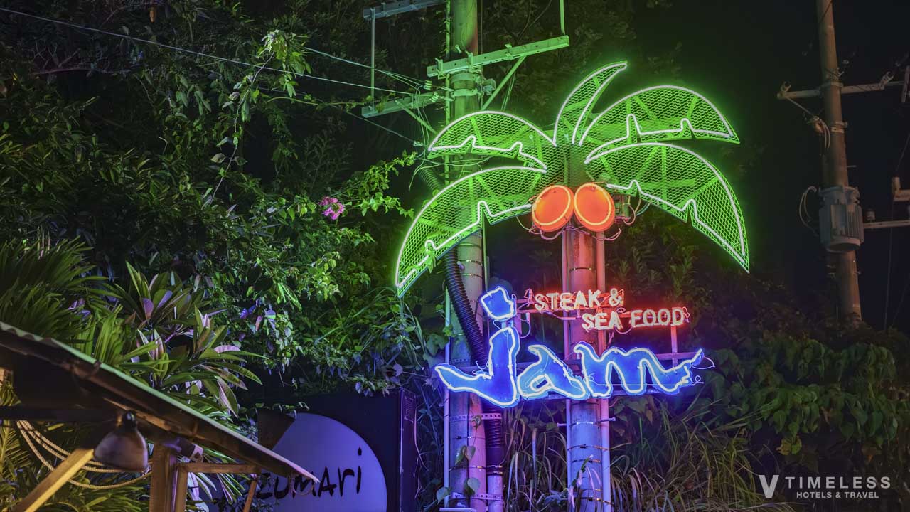 ステーキハウス ジャム 恩納村のネオン看板|ヤシの木が印象的な南国ムード漂う外観