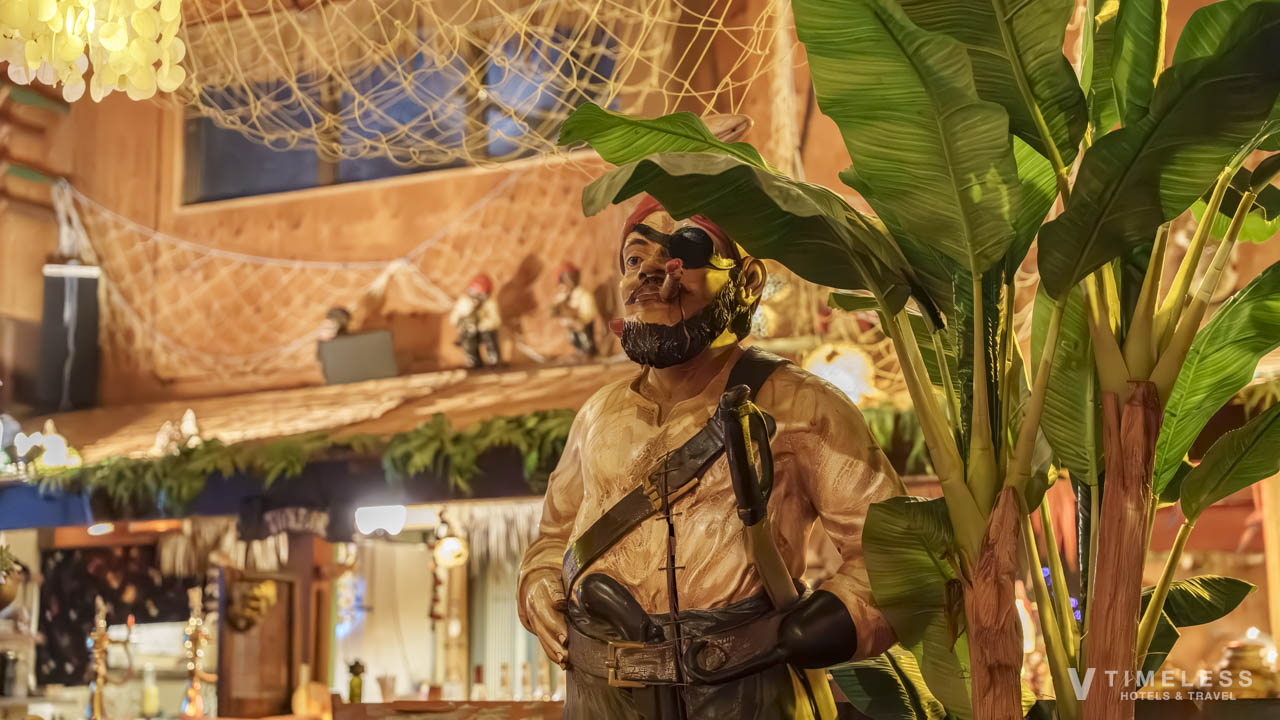 ステーキハウス ジャム 恩納村の店内オブジェ|海賊モチーフが迎える異国情緒あふれる空間