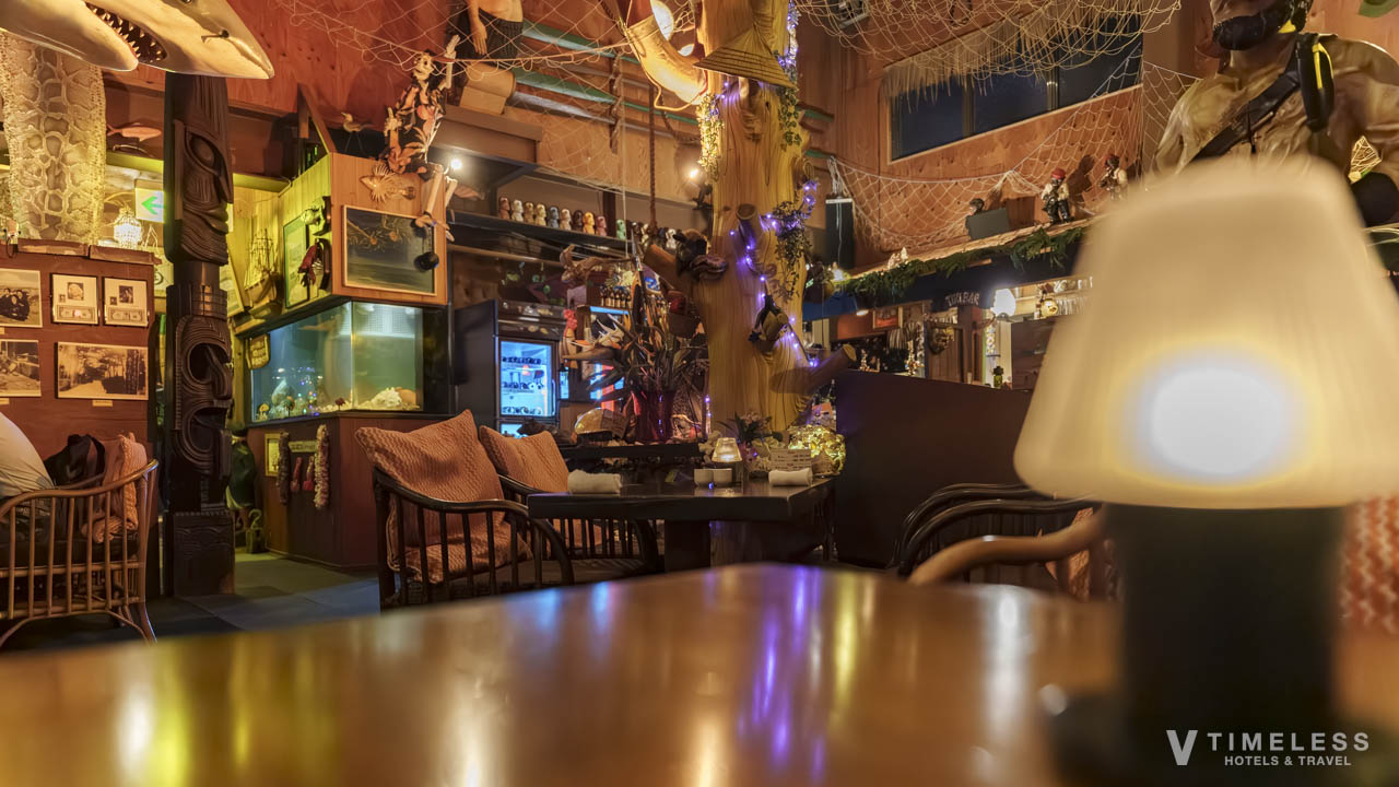 ステーキハウス ジャム 恩納村の店内雰囲気|南国と異国文化が融合した落ち着きある空間