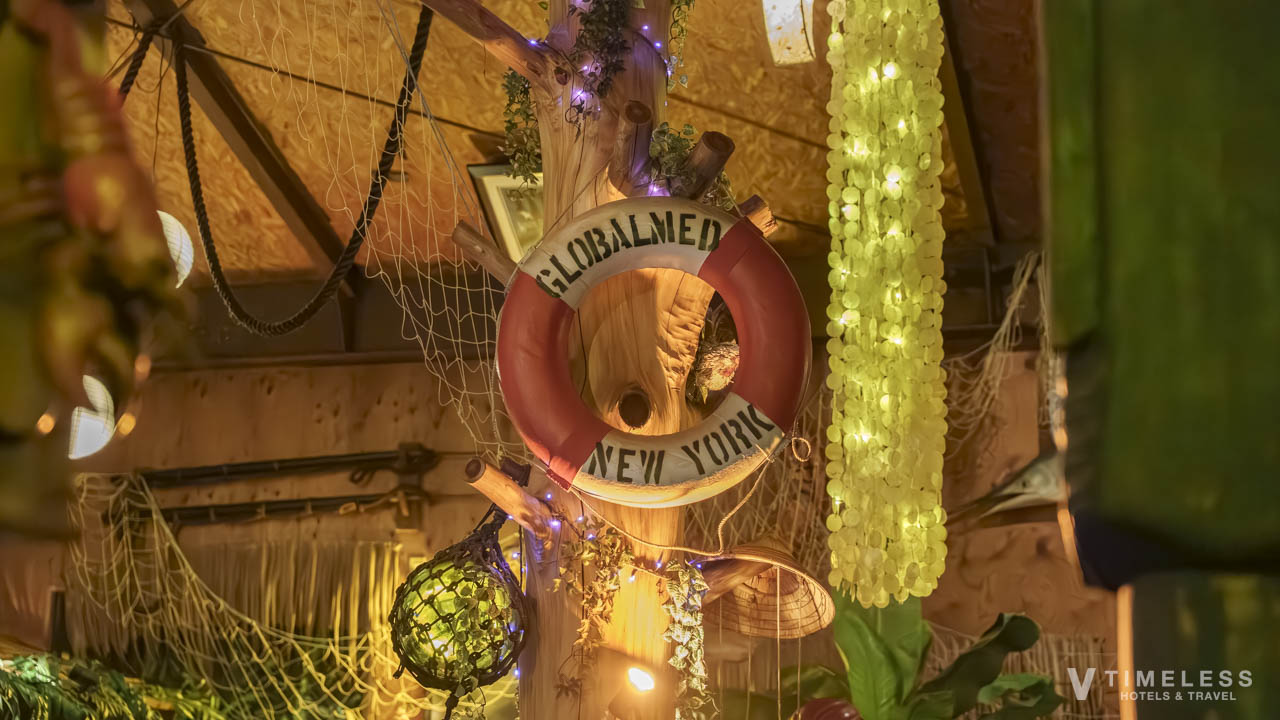 ステーキハウス ジャム 恩納村のマリンインテリア|港町を思わせる遊び心ある装飾デザイン