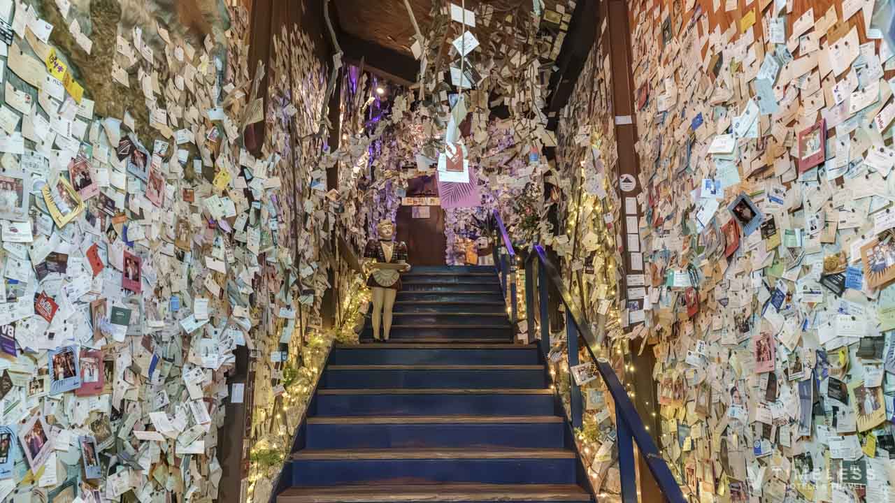 ステーキハウス ジャム 恩納村の階段|壁一面に名刺が並ぶ異空間