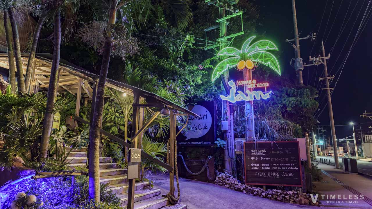 恩納村 jamの外観夜景|南国リゾート感あふれるステーキハウス ジャム 恩納村の入口