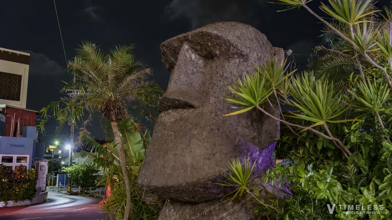 恩納村 ジャムのシンボル的存在のモアイ像|ステーキハウス ジャム 恩納村の個性的な外観