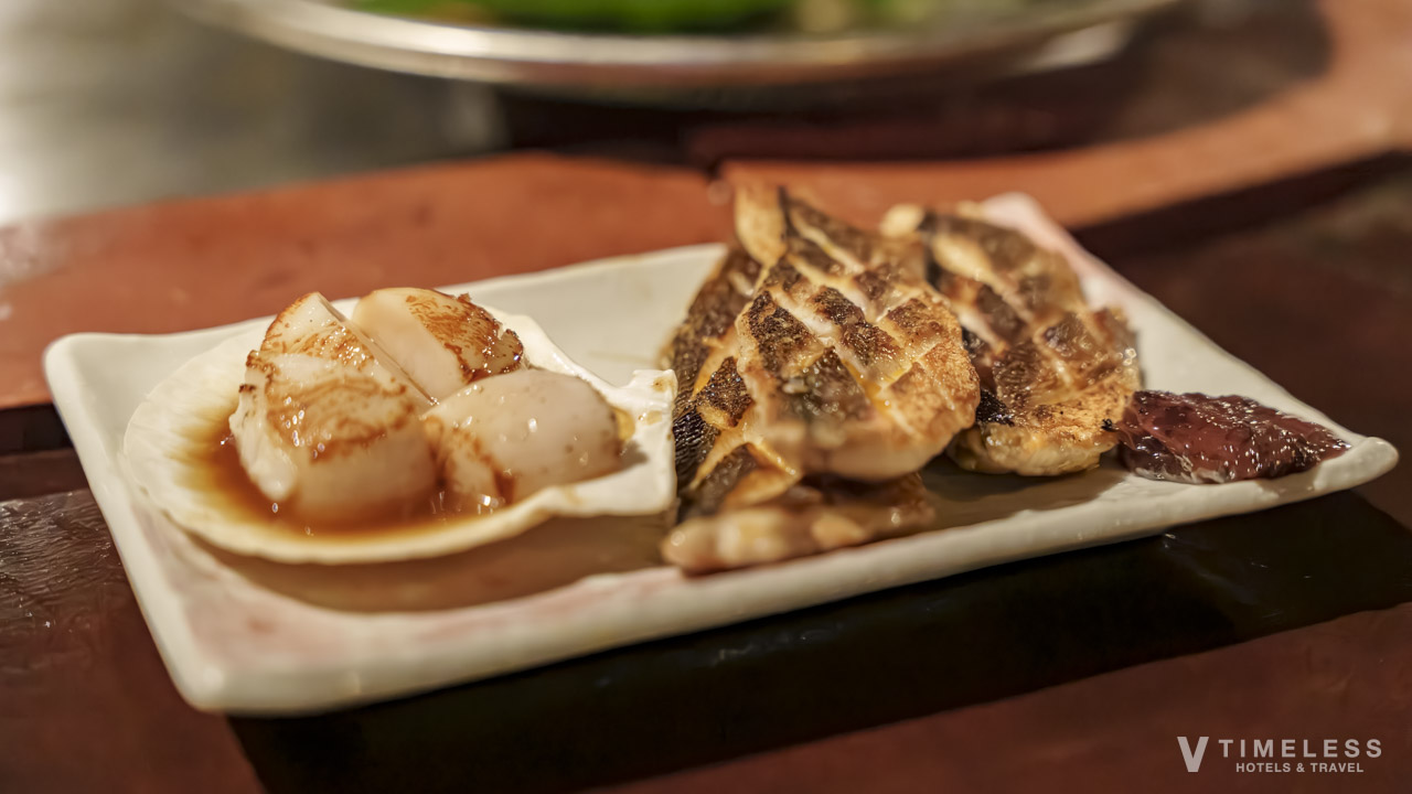 ステーキハウス ジャム 恩納村の魚介鉄板焼き|貝柱とグルクンを香ばしく焼き上げた一皿