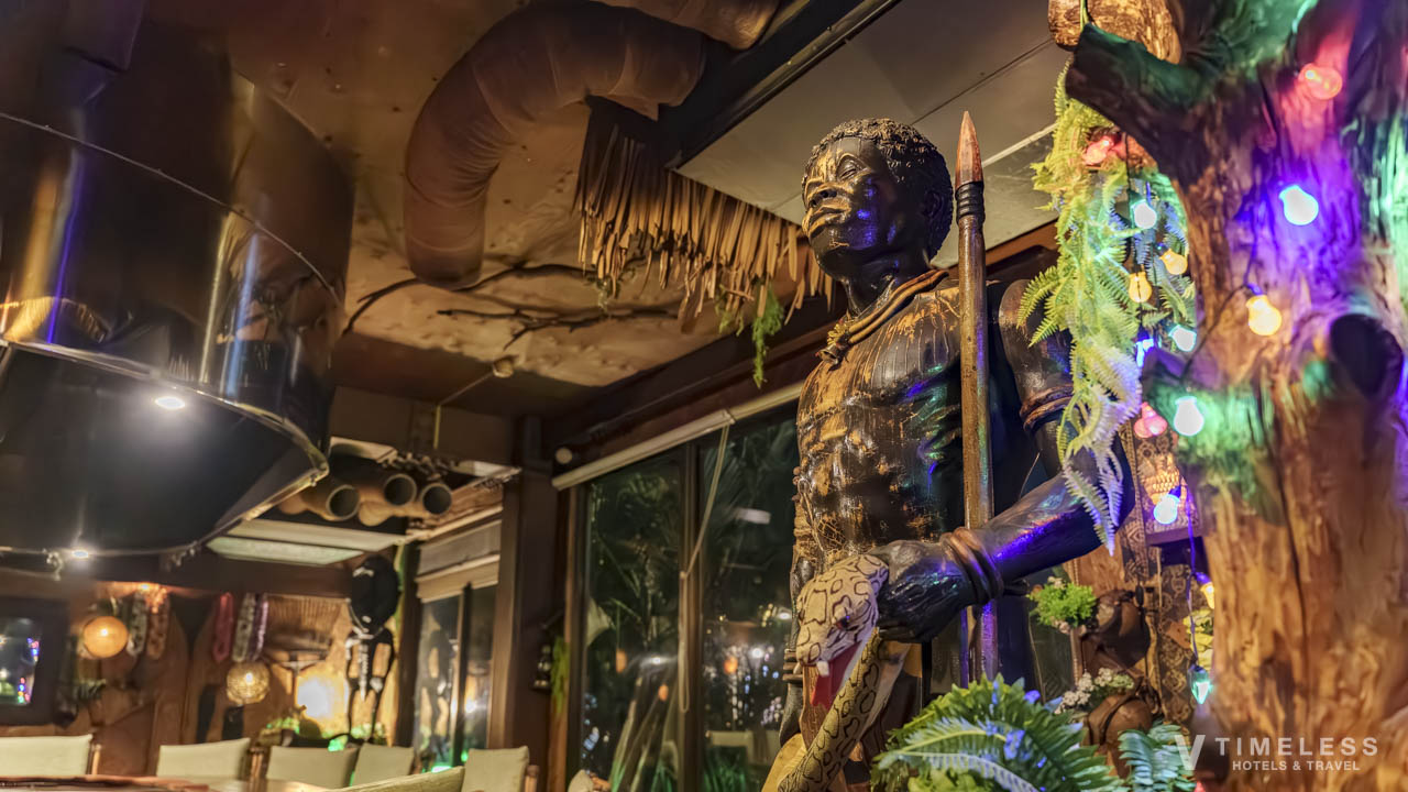 ステーキハウス ジャム 恩納村の店内装飾|異国情緒あふれる南国ムードの空間デザイン
