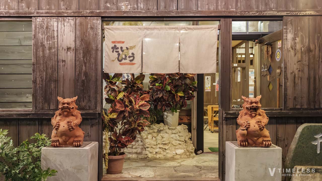 読谷 居酒屋「味ごころ たいしょう」入口|木造の温かみある佇まいとシーサー