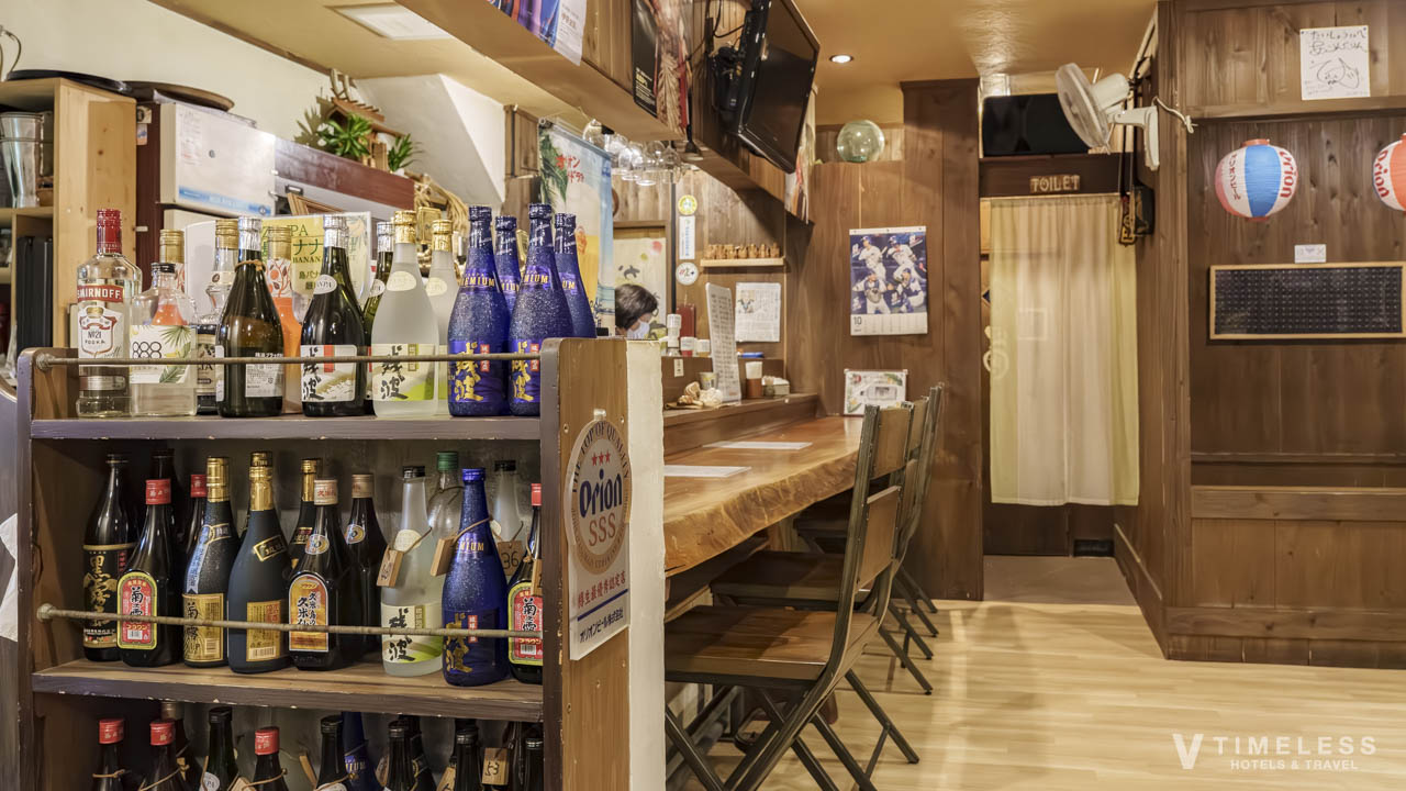 読谷居酒屋 味ごころ たいしょうのカウンター席|泡盛と日本酒が並ぶ店内