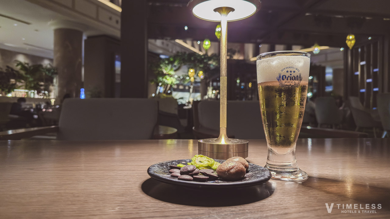 クラブラウンジのアペリティフタイム｜オリオンビールとナッツで楽しむ落ち着いた夜のひととき