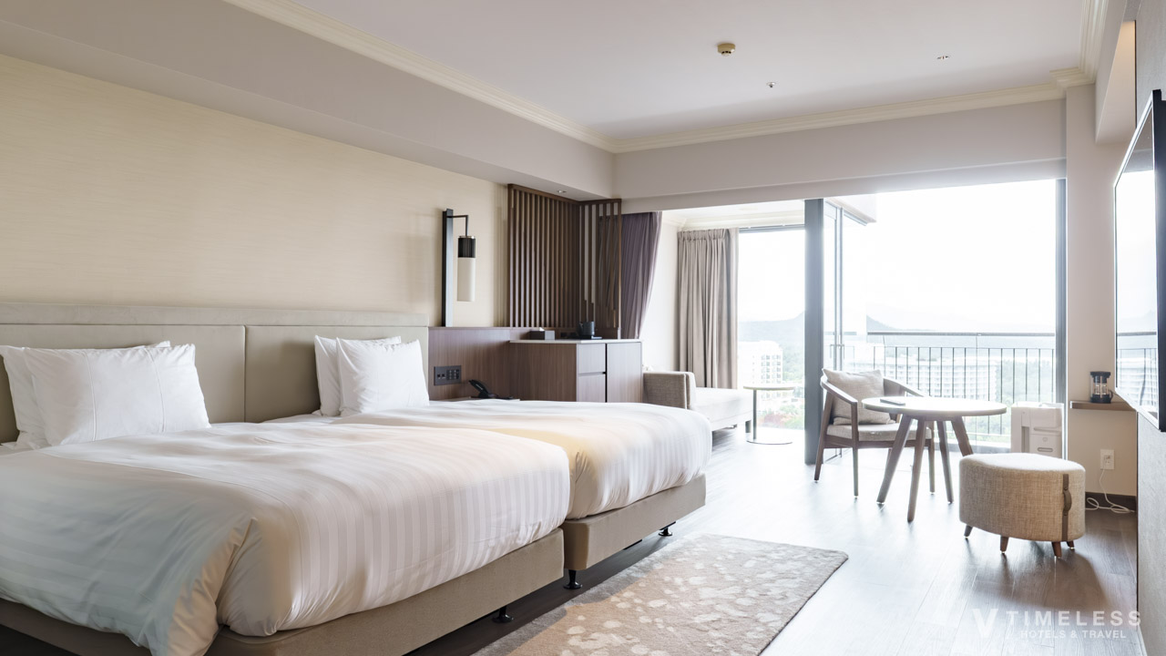 オリエンタルホテル沖縄 クラブルームの客室全景｜テラス付きオーシャンビューが広がる上質な部屋