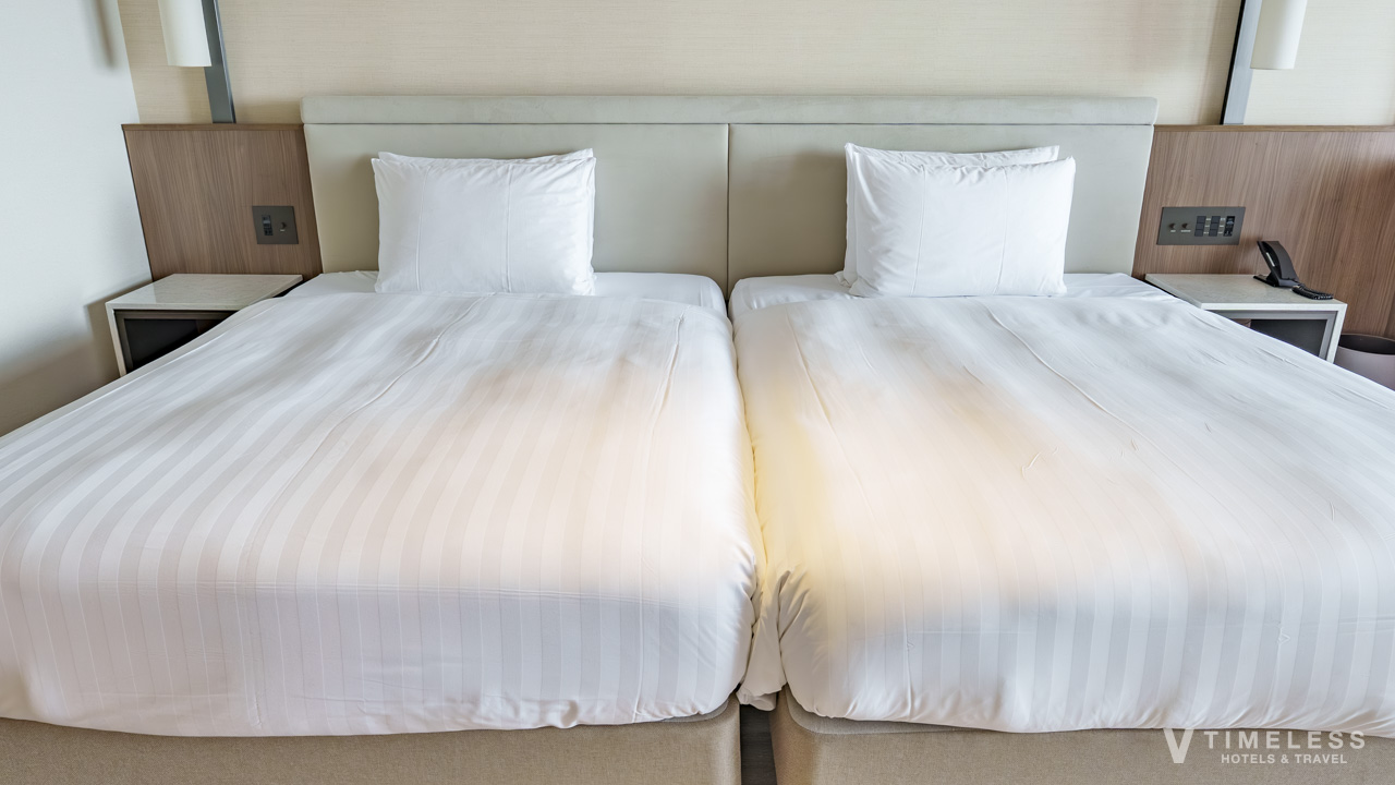 オリエンタルホテル沖縄 部屋のツインベッド｜清潔感あるクラブルームのベッドスペース