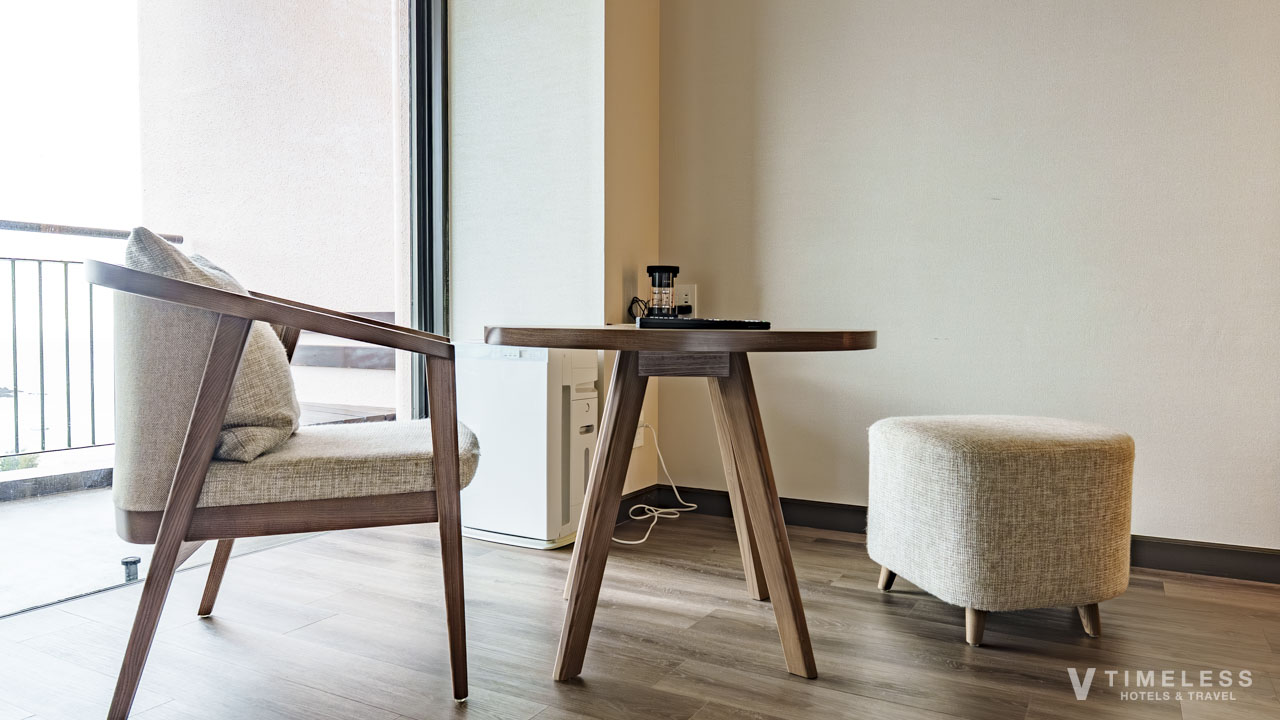 オリエンタルホテル沖縄 クラブルームの室内テーブル｜テラスに面した落ち着いた客室空間