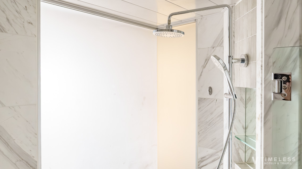 オリエンタルホテル沖縄 クラブルームのシャワールーム｜レインシャワー完備のモダンな浴室