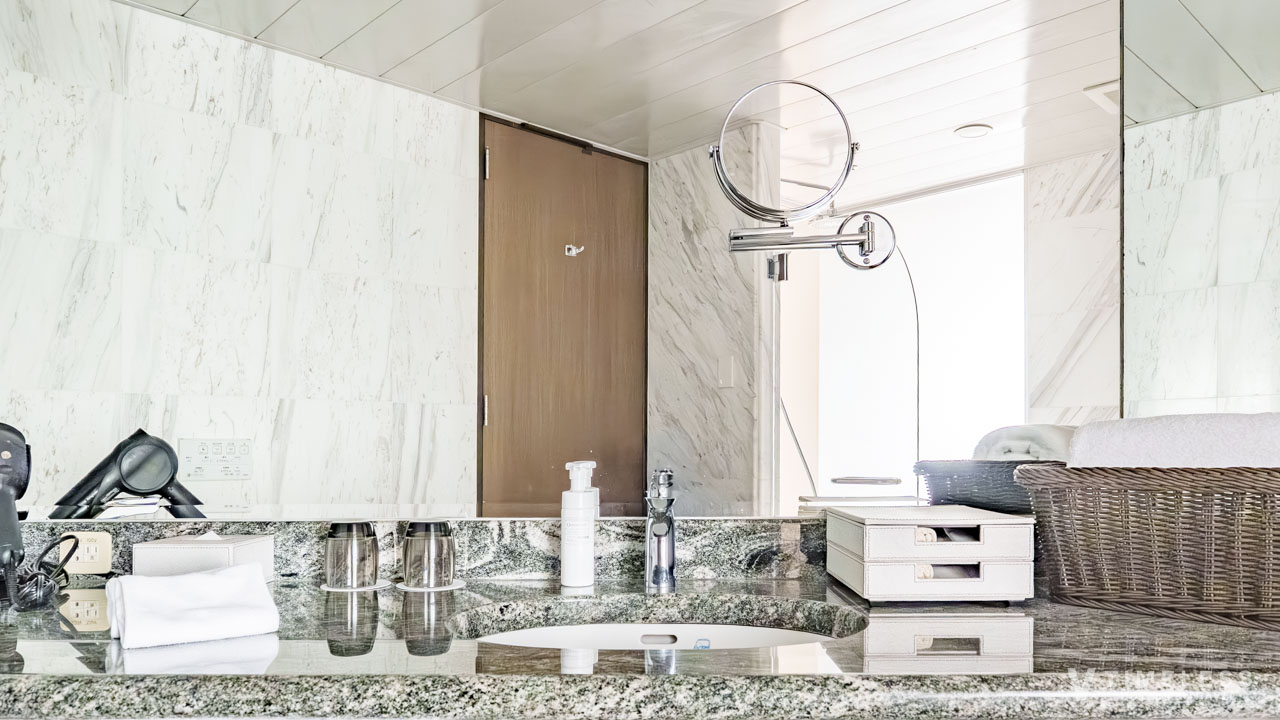 オリエンタルホテル沖縄 部屋の洗面スペース｜広々とした洗面台と上質アメニティ