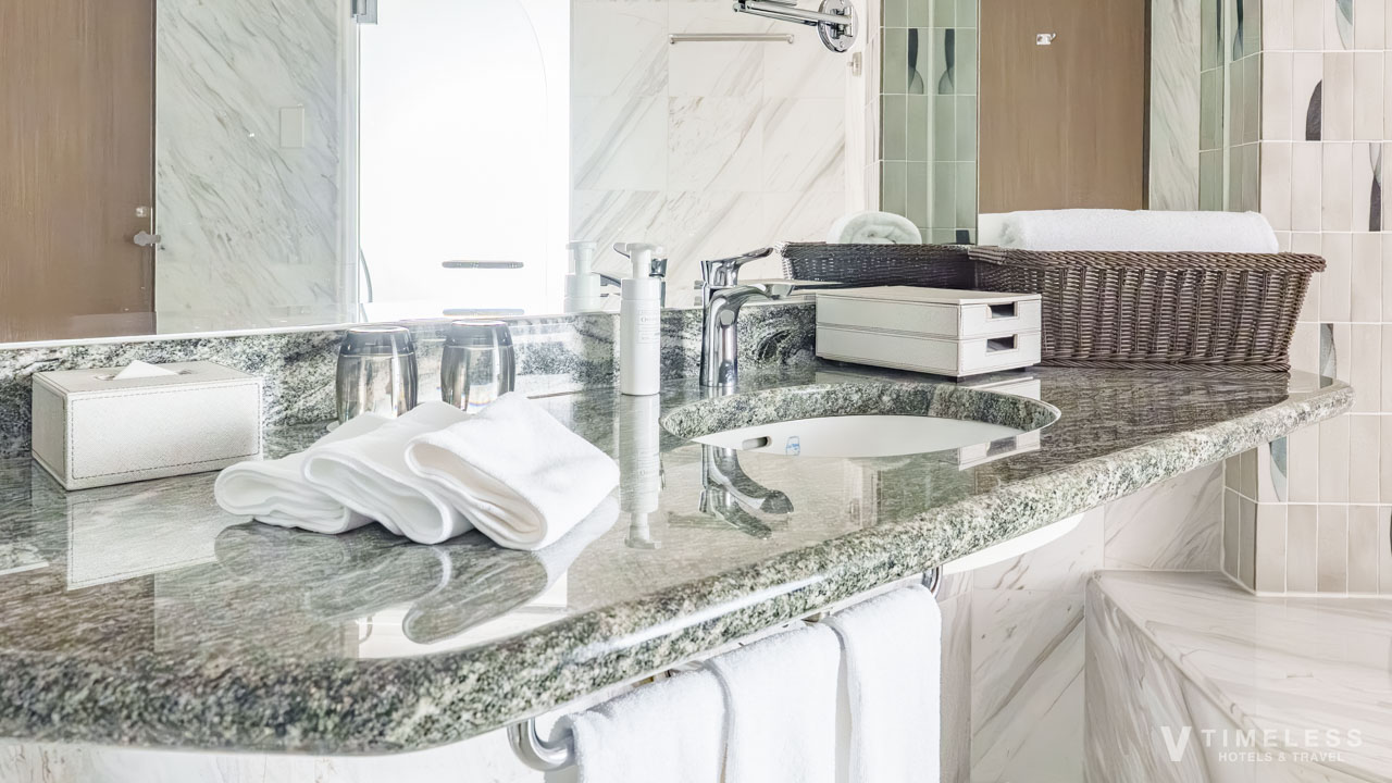 オリエンタルホテル沖縄 クラブルームのバスルーム｜機能的で高級感ある洗面カウンター