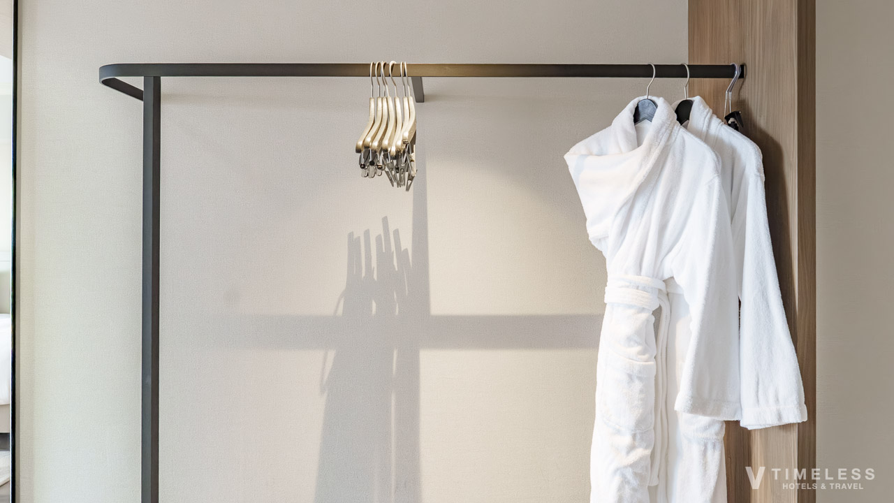 オリエンタルホテル沖縄 部屋のクローゼット｜バスローブが用意されたクラブルーム仕様