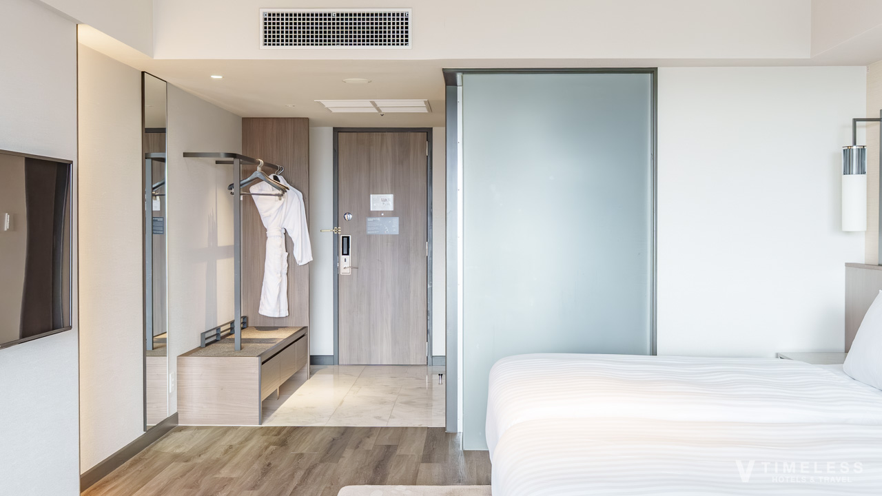 オリエンタルホテル沖縄 クラブルームの室内動線｜玄関からベッドルームまで見渡せる客室