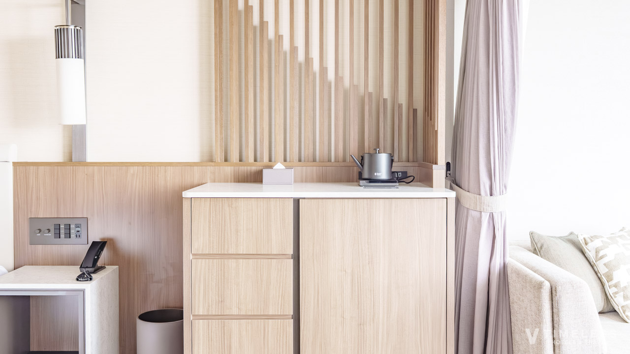 オリエンタルホテル沖縄 部屋のミニバー周り｜木目調キャビネットが美しいクラブルーム