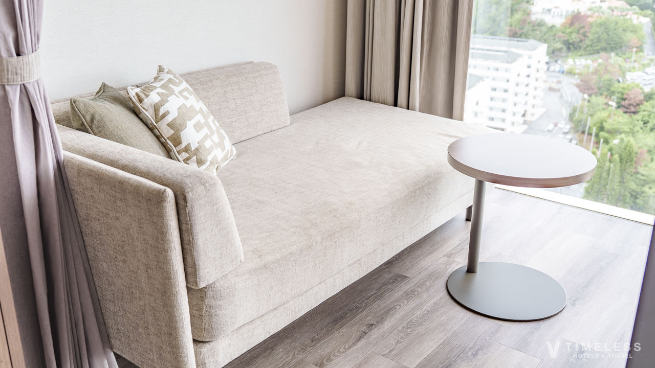 オリエンタルホテル沖縄 クラブルームのデイベッド｜窓際で寛げる明るい客室スペース