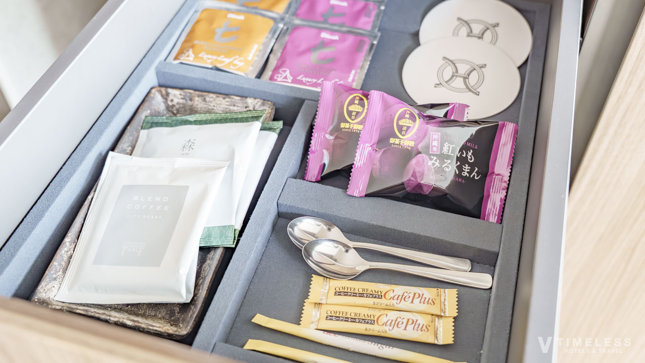 オリエンタルホテル沖縄 クラブルームの客室アメニティ｜コーヒーや沖縄菓子が揃う部屋備品
