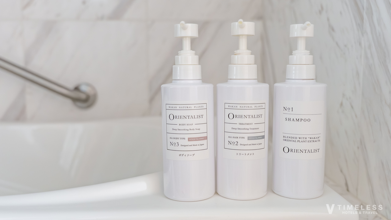 オリエンタルホテル沖縄 部屋のバスアメニティ｜ORIENTALISTのシャンプーが揃う浴室設備