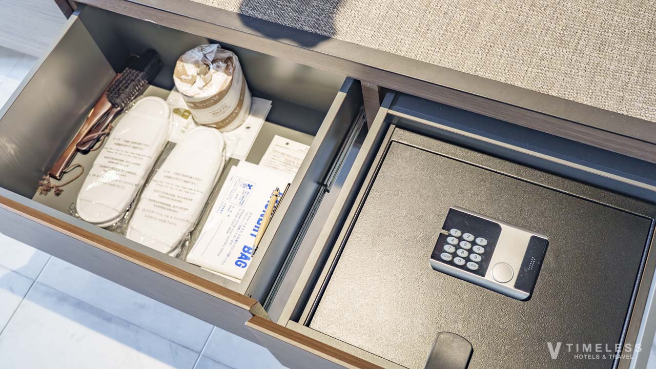 オリエンタルホテル沖縄 部屋のセーフティボックス｜金庫と収納を備えたクラブルーム設備