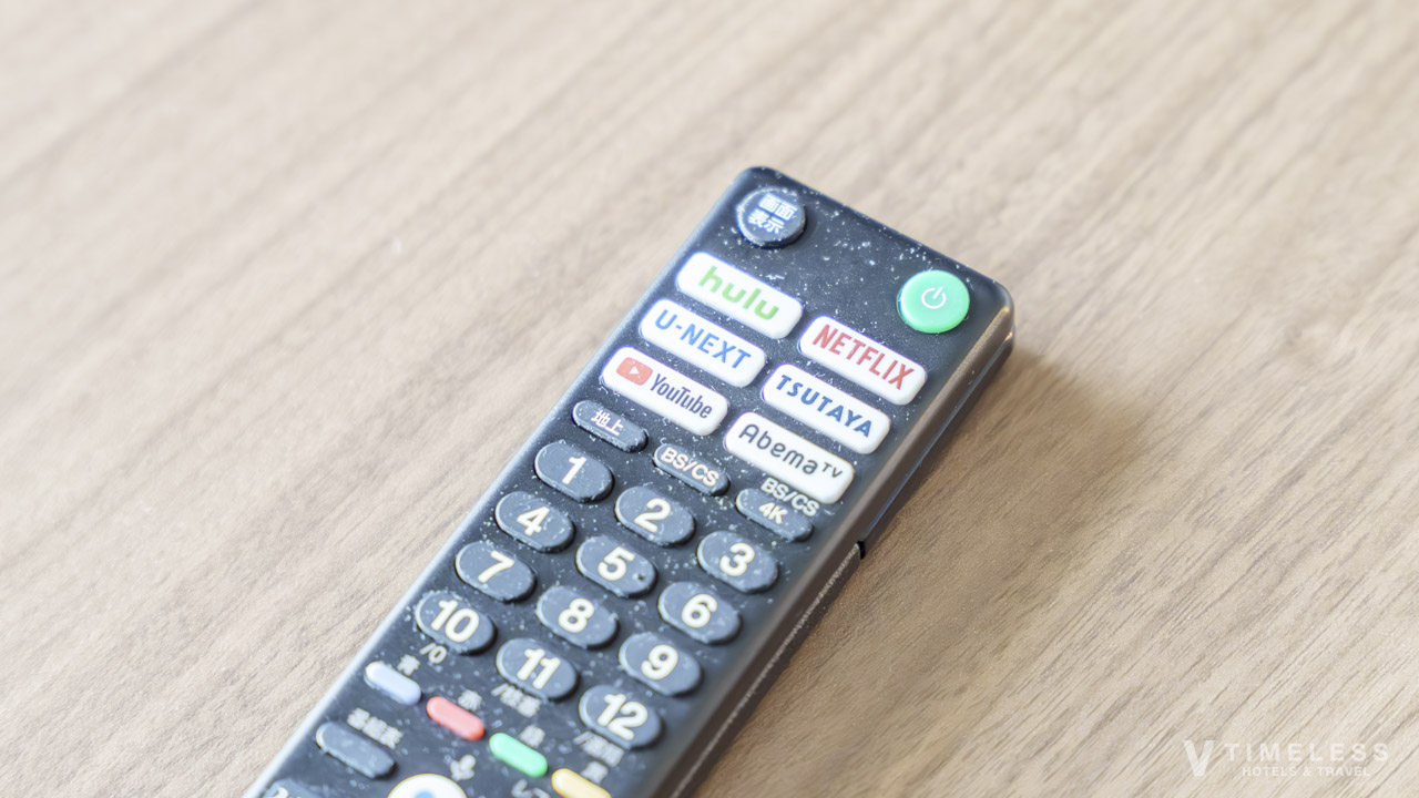 オリエンタルホテル沖縄 部屋のテレビリモコン｜動画配信サービス対応のクラブルーム設備