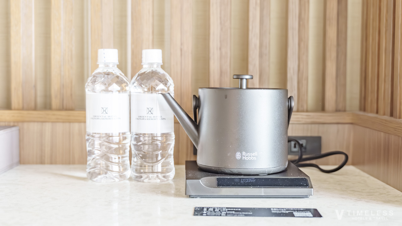オリエンタルホテル沖縄 部屋の客室備品｜電気ケトルとミネラルウォーターが揃うクラブルーム