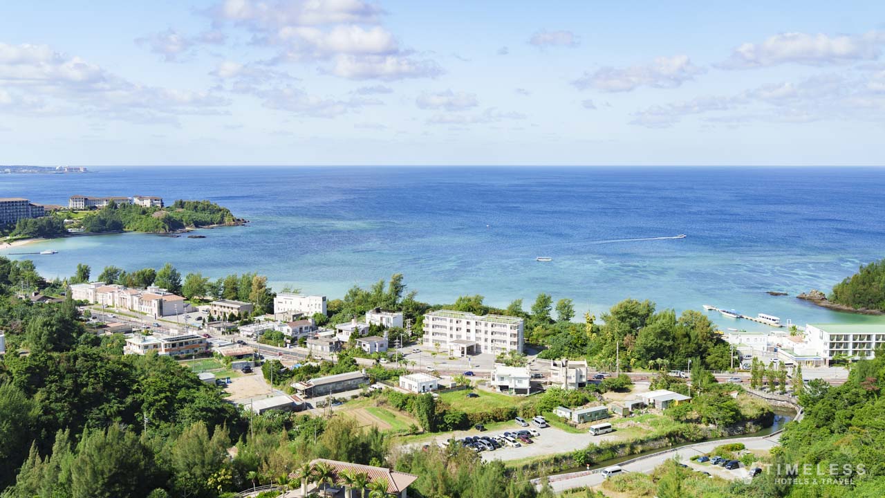 オリエンタルホテル沖縄 クラブルームからの眺望｜名護の街並みと青い海を望む客室景色