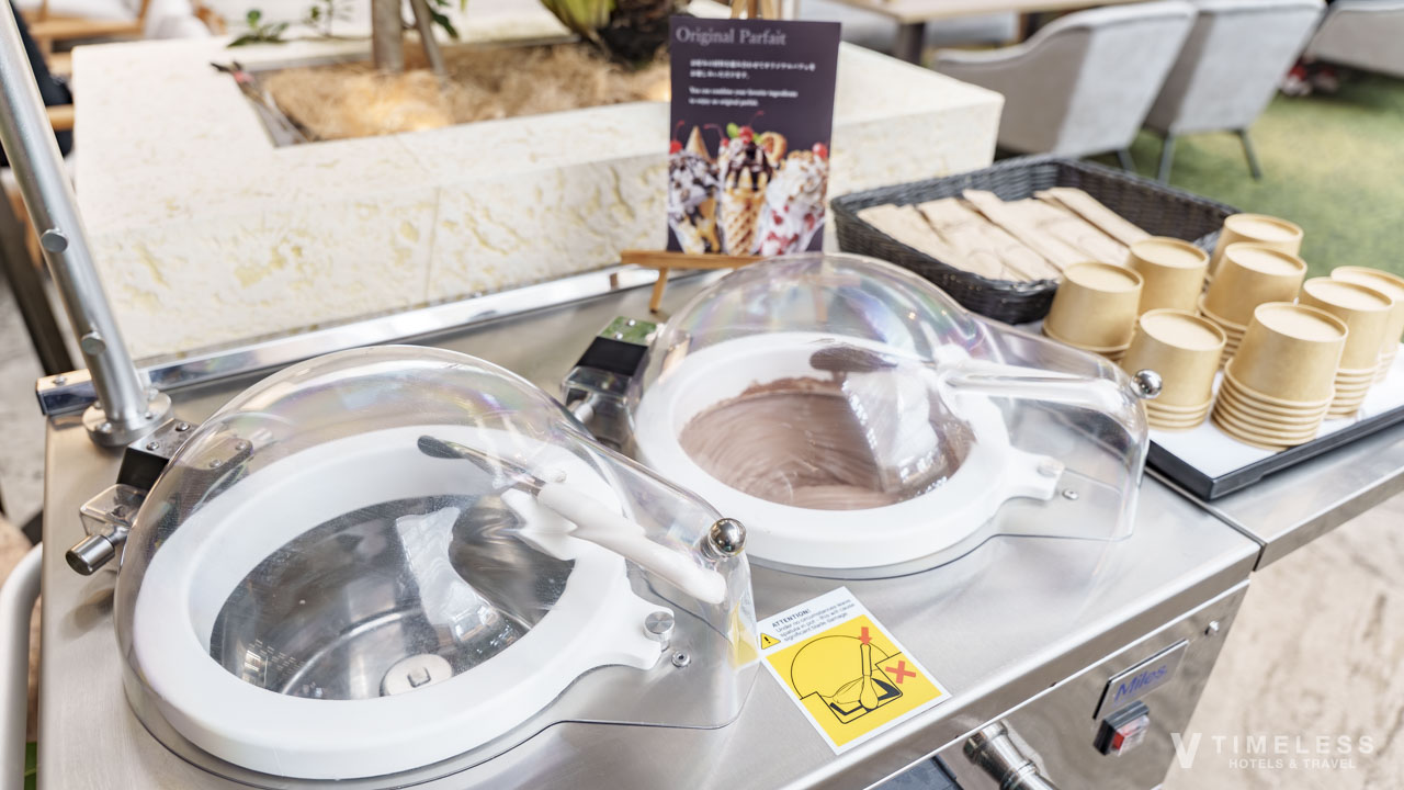 クラブラウンジのアフタヌーンティータイム｜自由に楽しめるパフェマシン