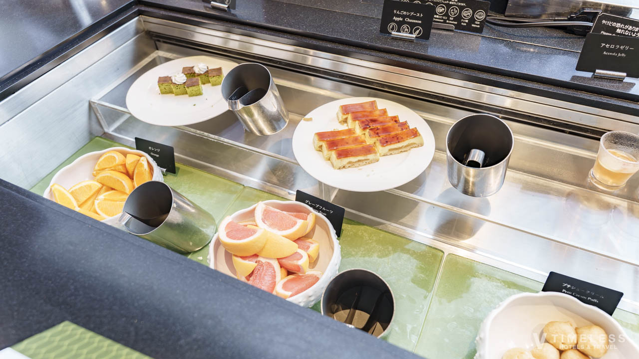 クラブラウンジのアフタヌーンティータイム｜スイーツとフルーツが並ぶビュッフェコーナー