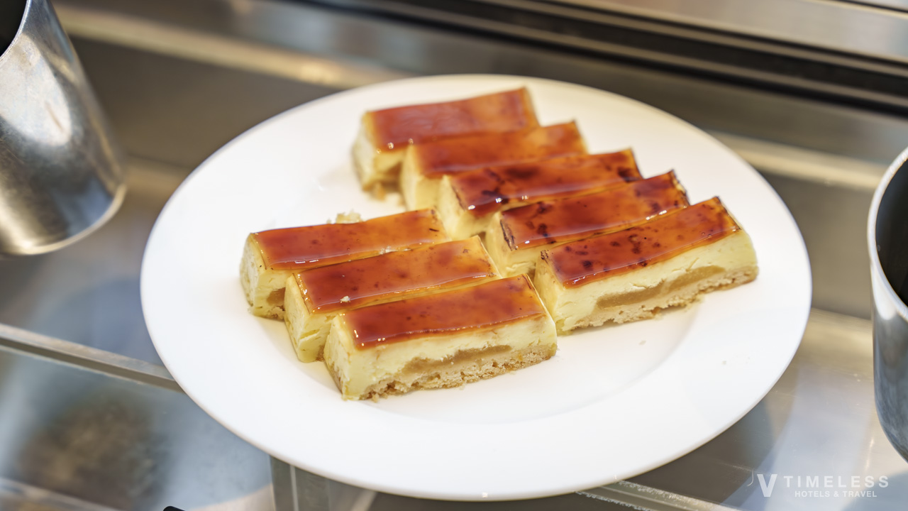 クラブラウンジのアフタヌーンティーで提供されるキャラメルソースがけの焼き菓子｜オリエンタルホテル沖縄リゾート&スパ