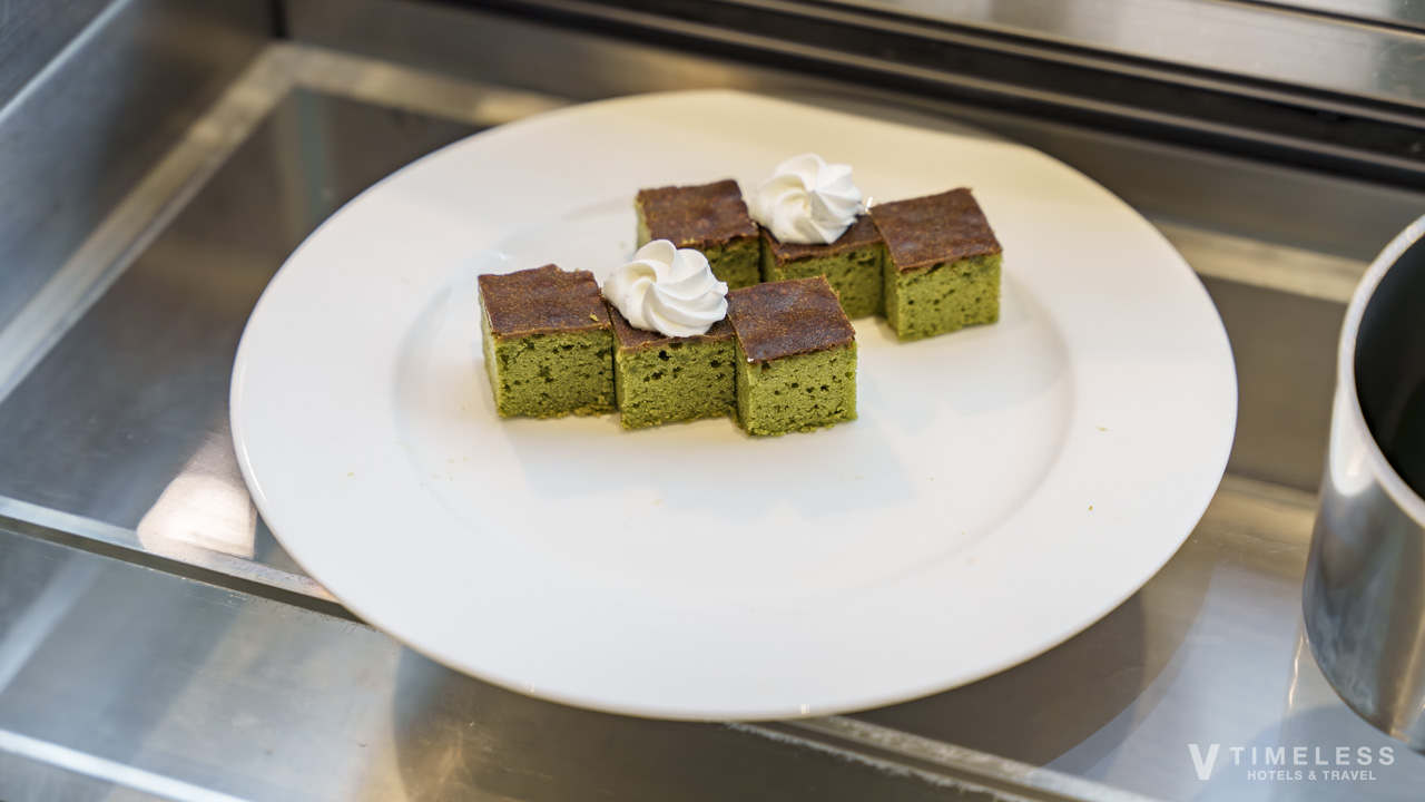 オリエンタルホテル沖縄リゾート&スパのクラブラウンジ アフタヌーンティー｜抹茶のしっとりキューブケーキ