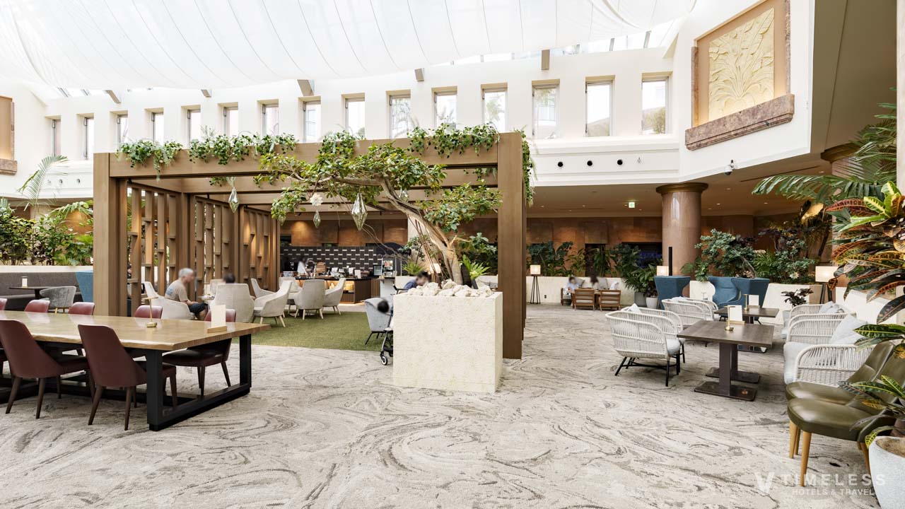 オリエンタルホテル沖縄リゾート&スパのクラブラウンジ全景｜自然光と緑に包まれたリゾート感あふれる空間