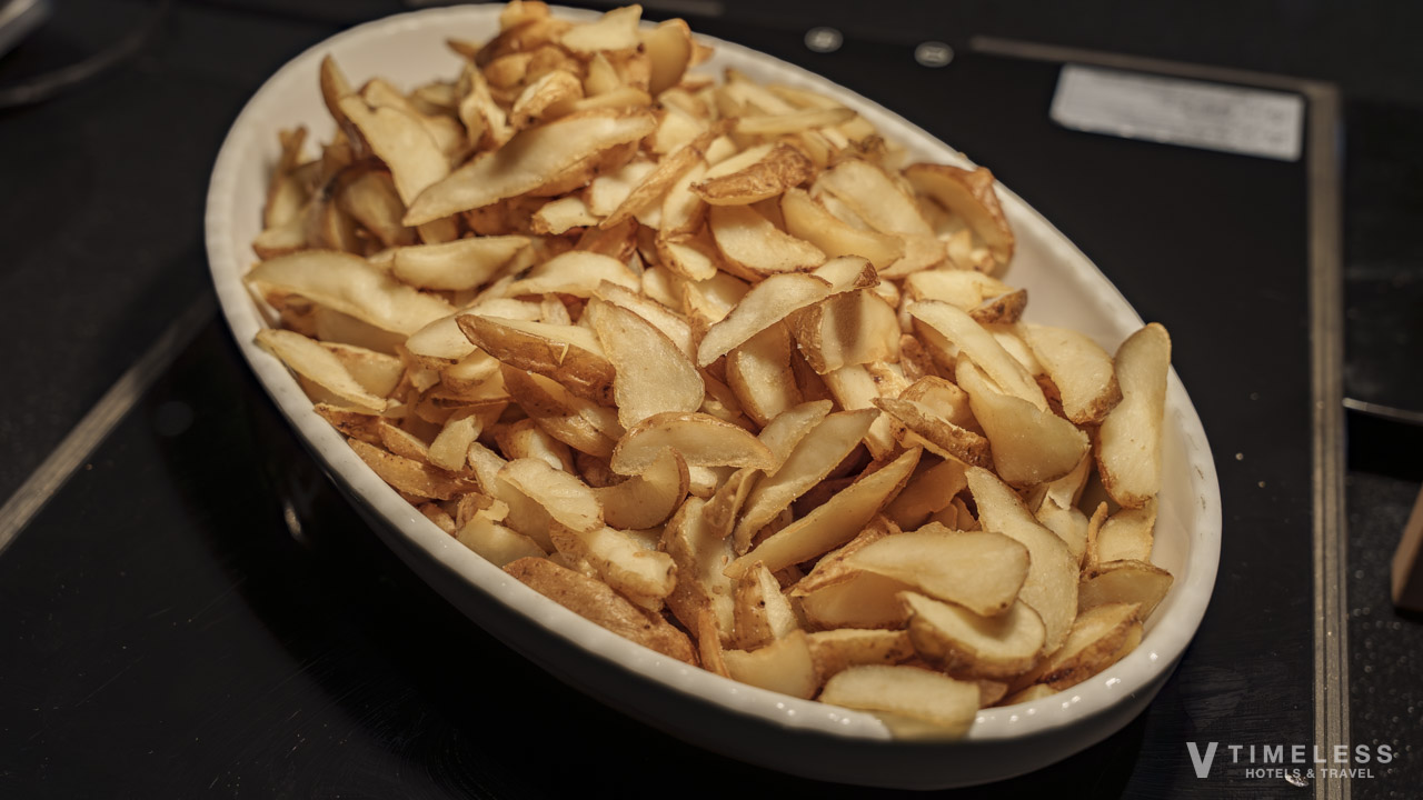 クラブラウンジのアペリティフタイムに提供される揚げたてのフライドポテト