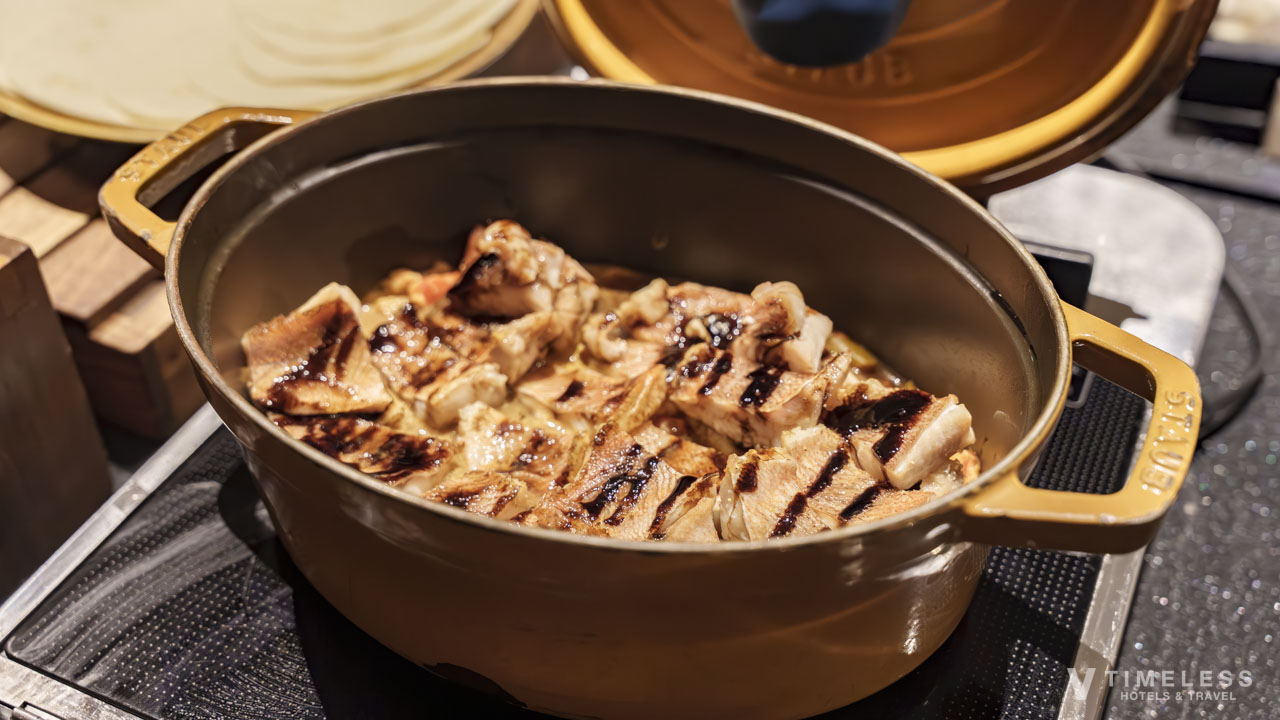 クラブラウンジのアペリティフタイムに登場する香ばしく焼き上げたグリル魚の温製料理