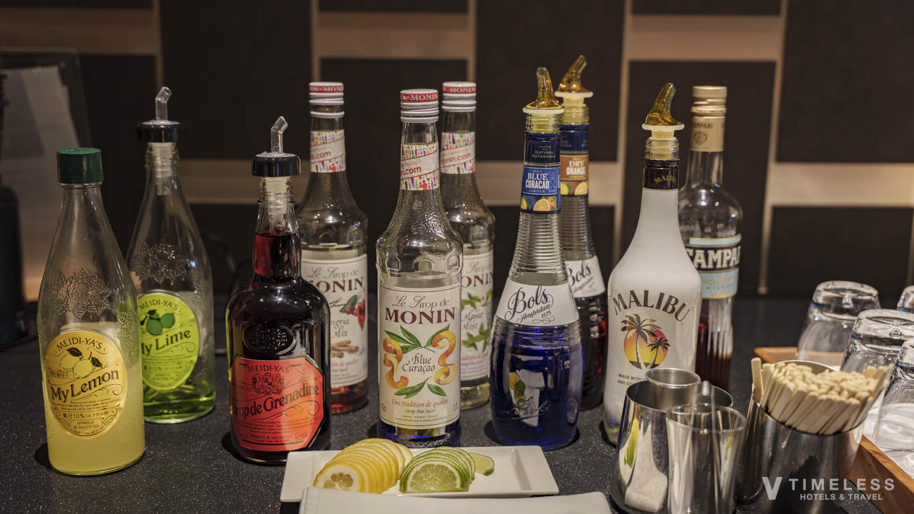 クラブラウンジのアペリティフタイムのカクテルコーナー｜リキュールやシロップが揃うセルフバー