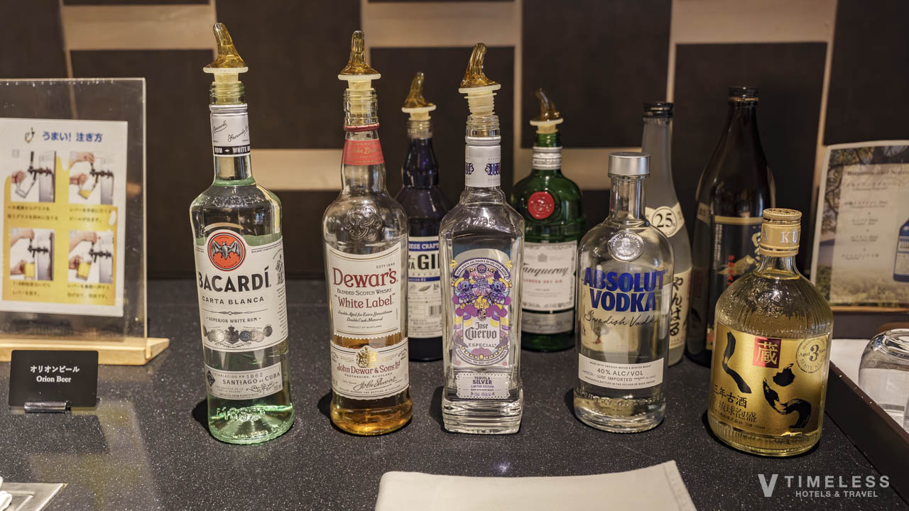 クラブラウンジのアペリティフタイムに用意されたスピリッツと泡盛のボトルラインナップ